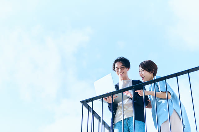屋上にいる夫婦
