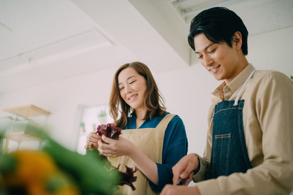 一緒に料理をする夫婦