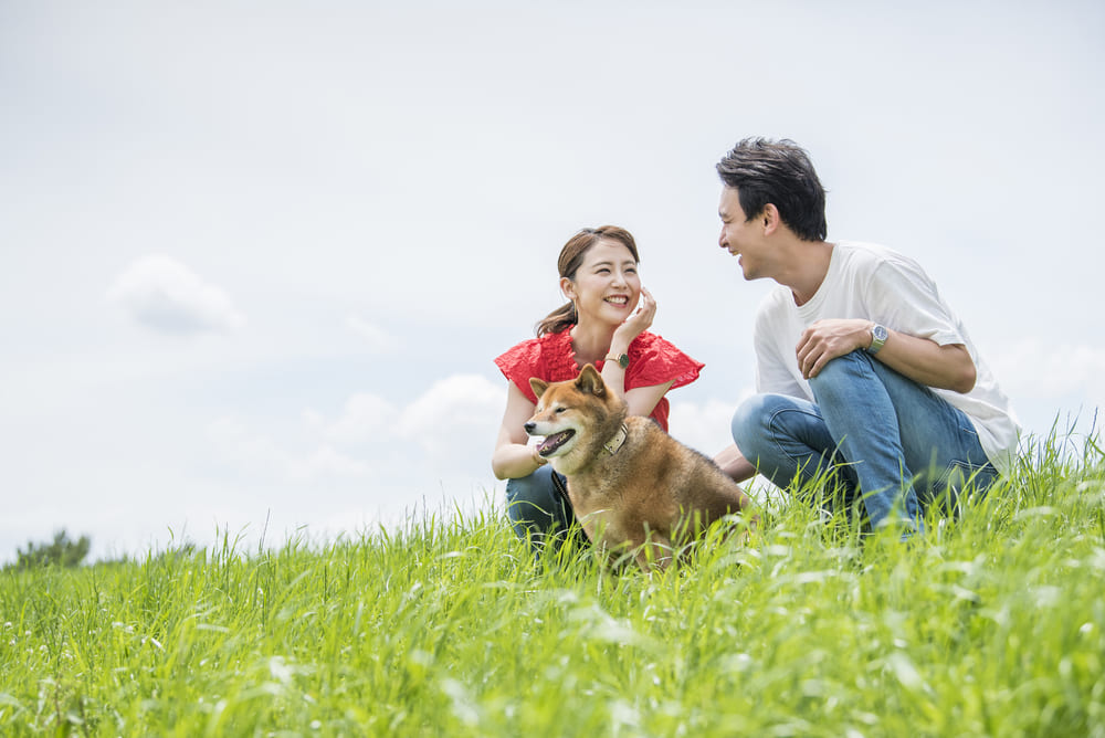犬の散歩をするカップル