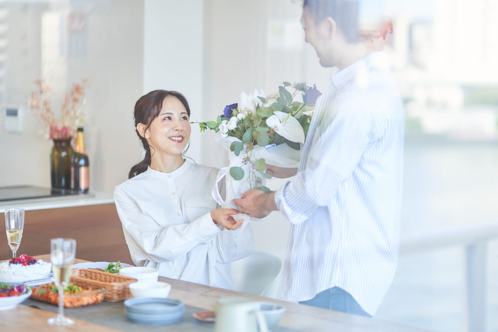 花束を渡す恋人