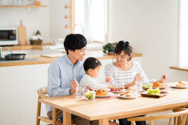 食事をする家族