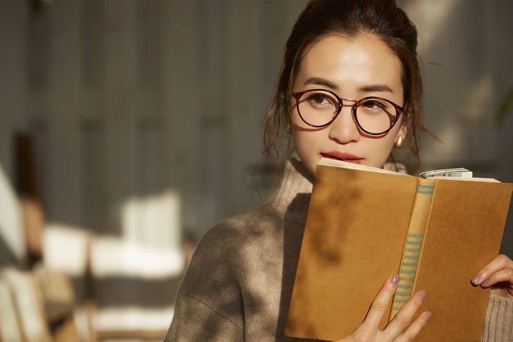 本を読む女性