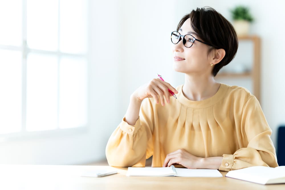 計画を立てる女性
