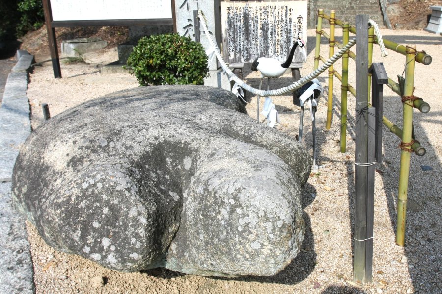 喜多浦八幡神社の亀石