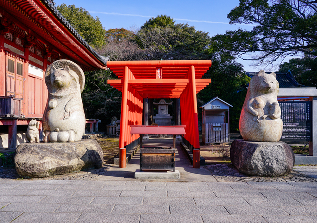 屋島寺のタヌキの夫婦像