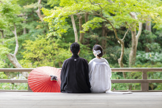 和装の新郎新婦