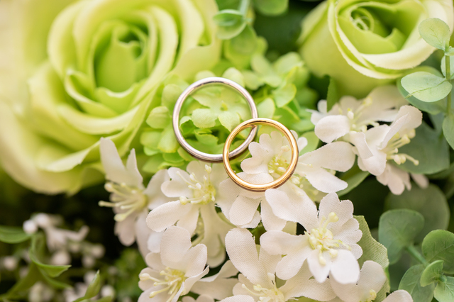 花と結婚指輪
