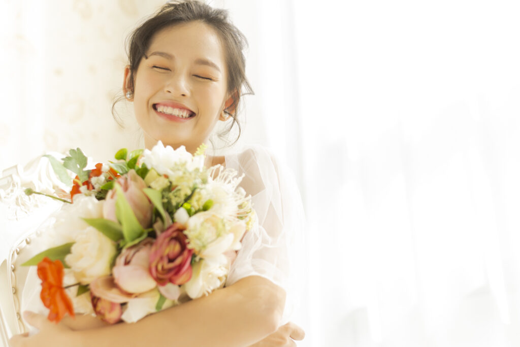 花束を抱える女性