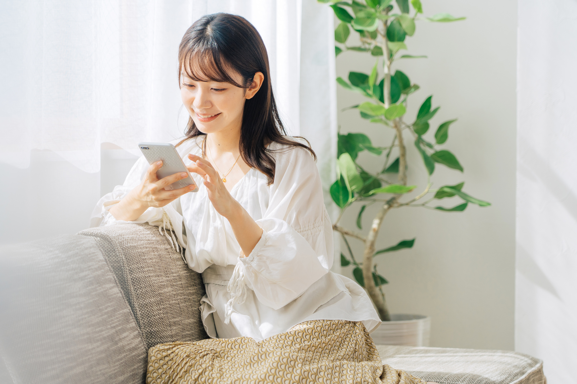 スマホを見る女性
