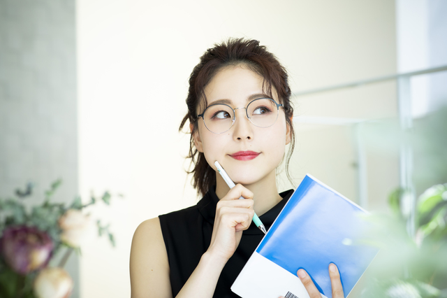 考える女性
