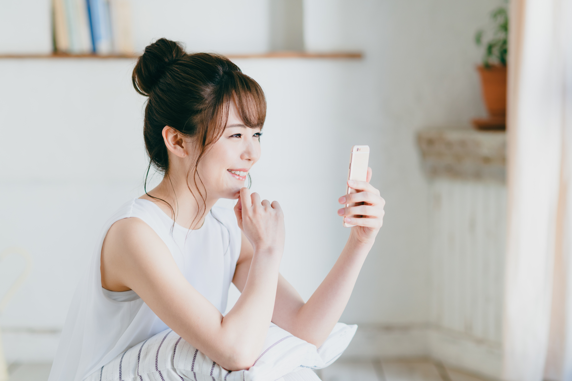 スマホを見て微笑む女性