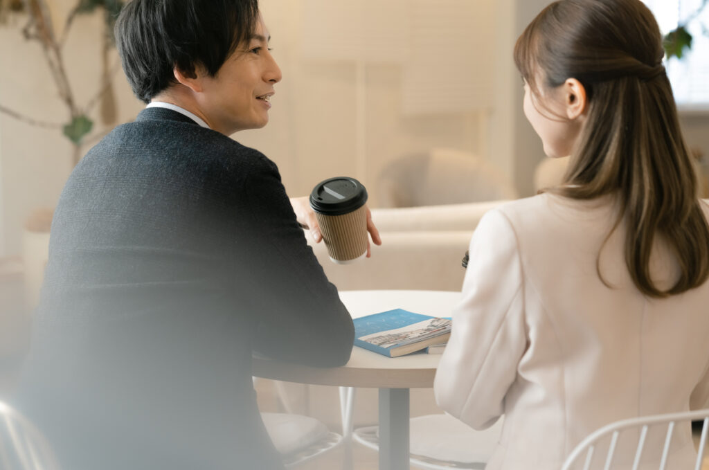 カフェで話す男女