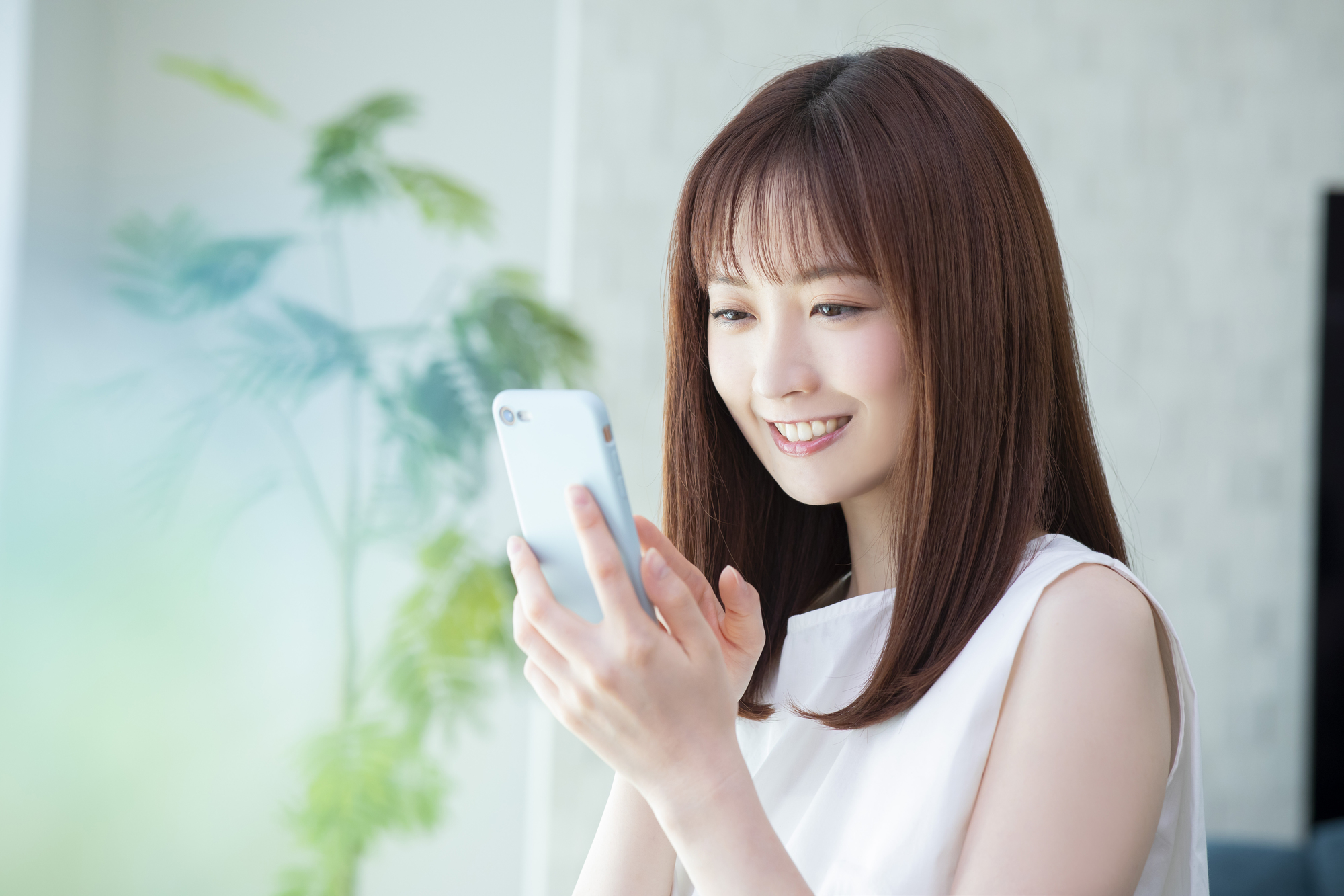 スマホを操作する女性