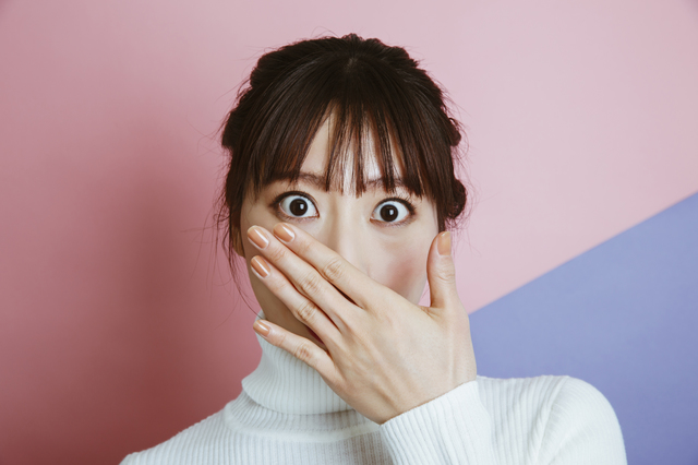 驚く女性