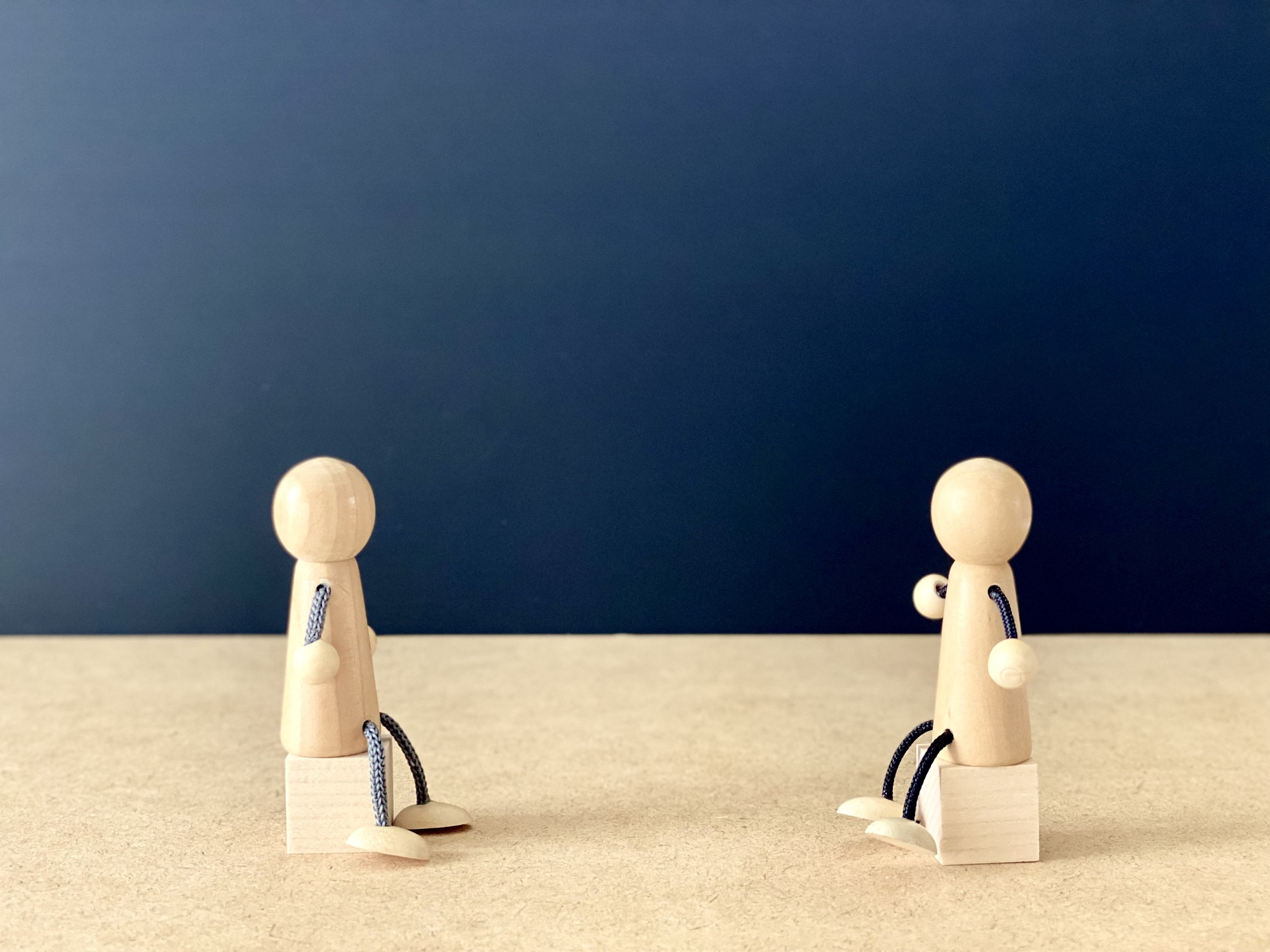 向き合って座る人形