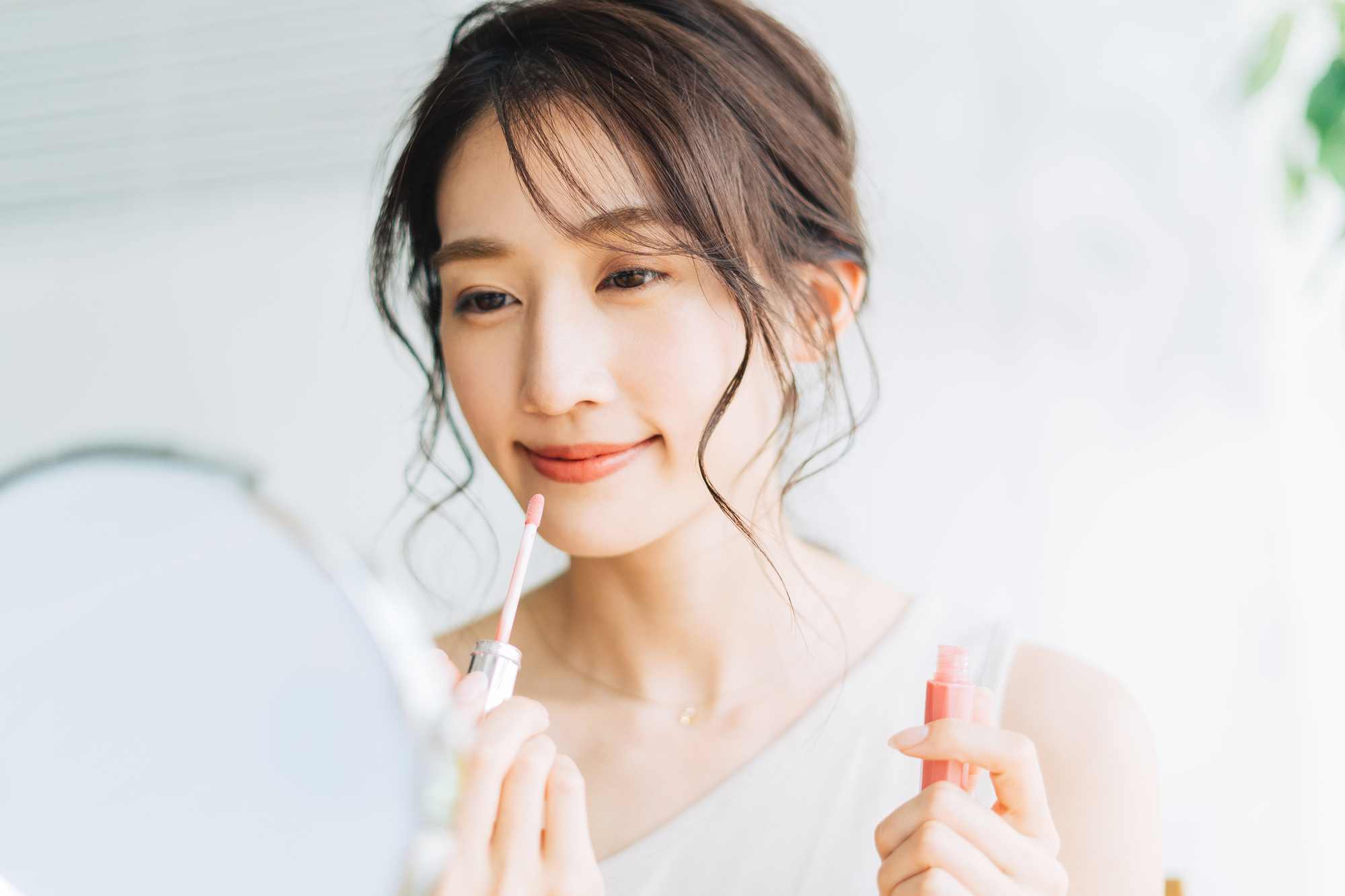 リップを塗る女性