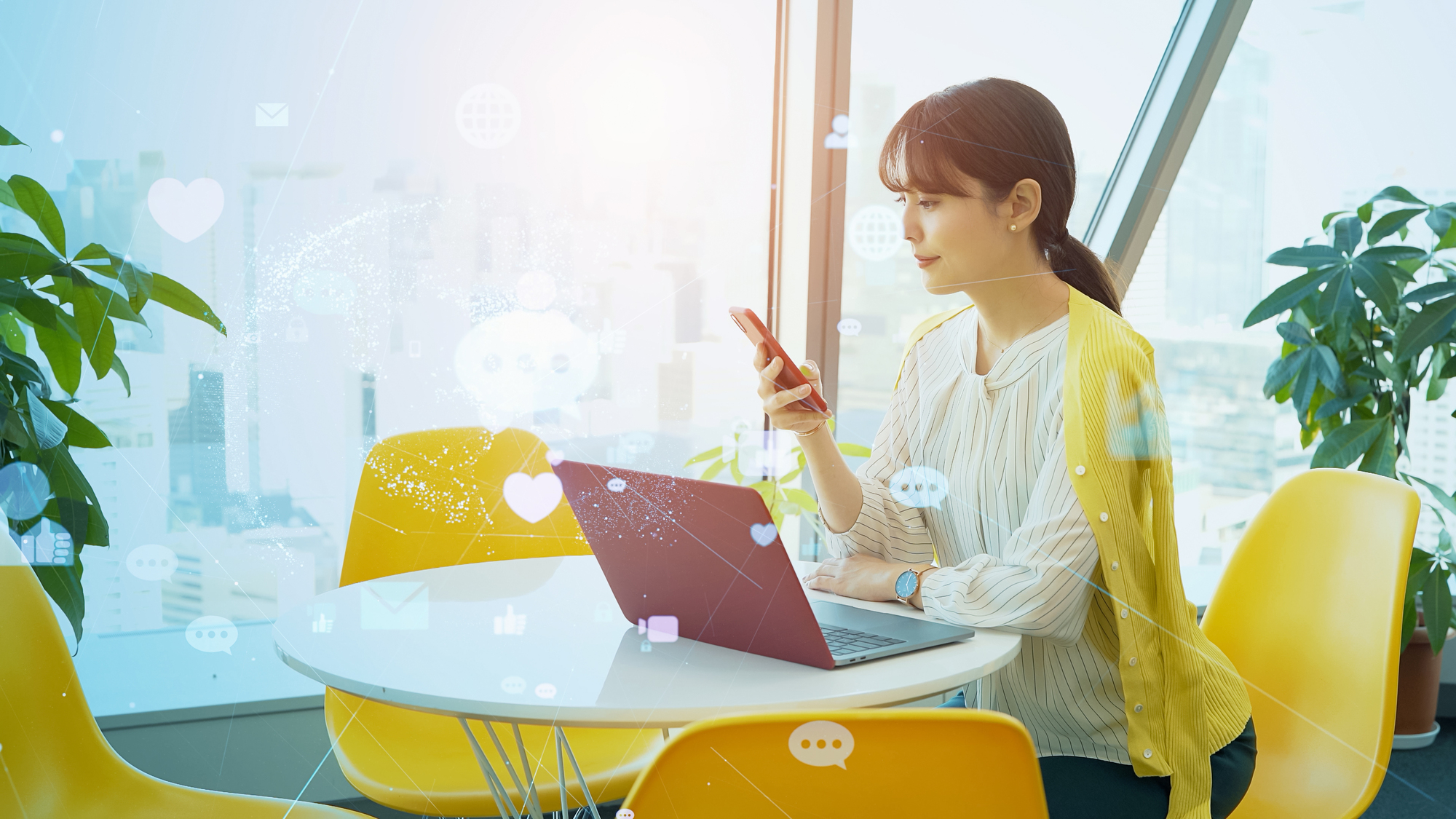 ネットサービスを利用する女性