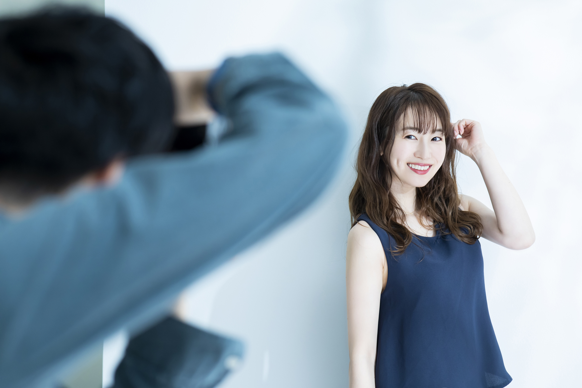 カメラマンに写真を撮ってもらう女性