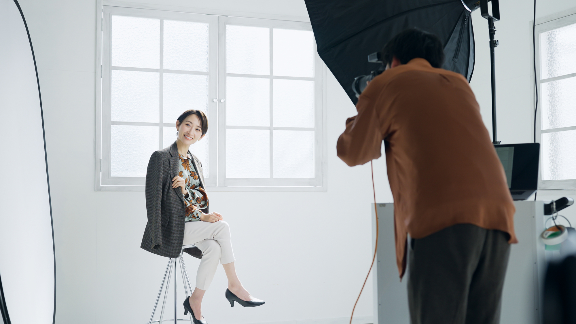 スタジオで撮影する女性とカメラマン