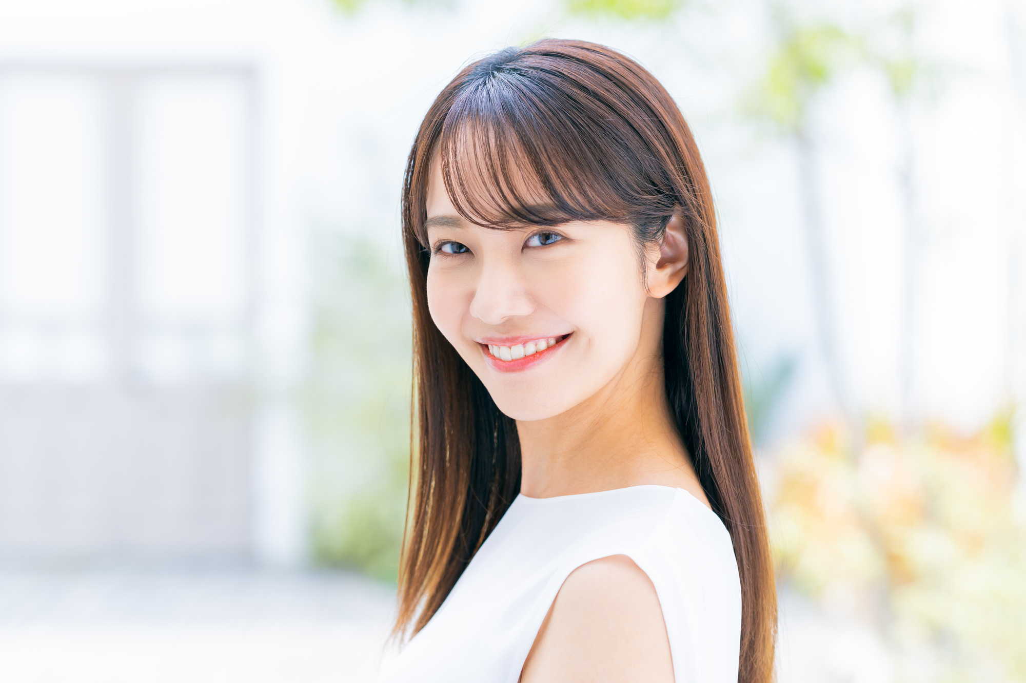 笑顔の若い女性