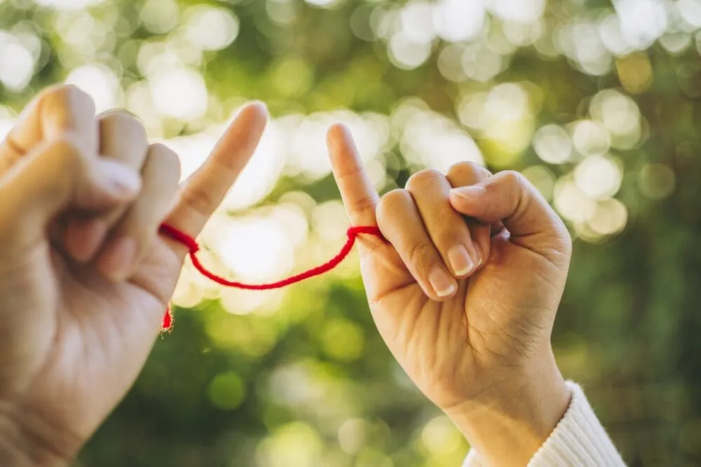 小指と小指に赤い糸