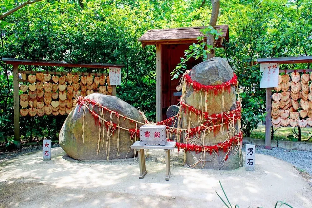 葛原岡神社の縁結び石