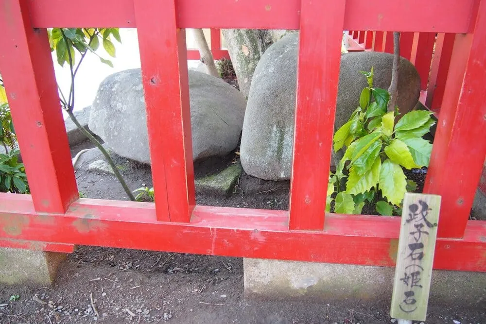 鶴岡八幡宮の政子石