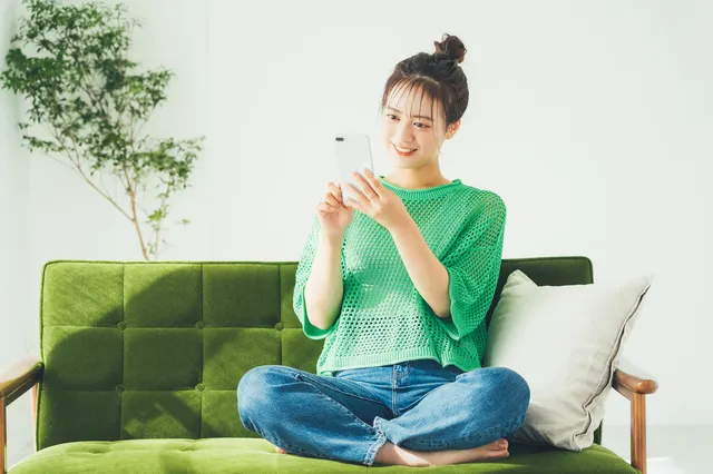 スマホを操作する女性