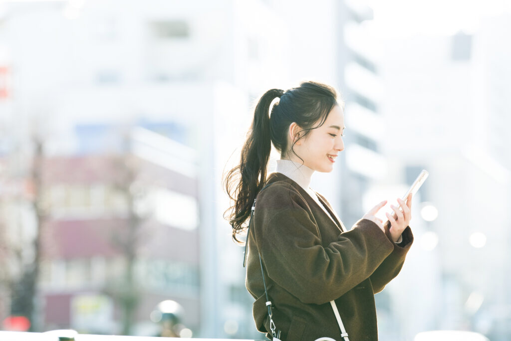 スマホを操作する女性