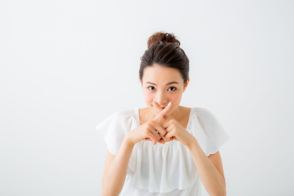 バツマークを作る女性