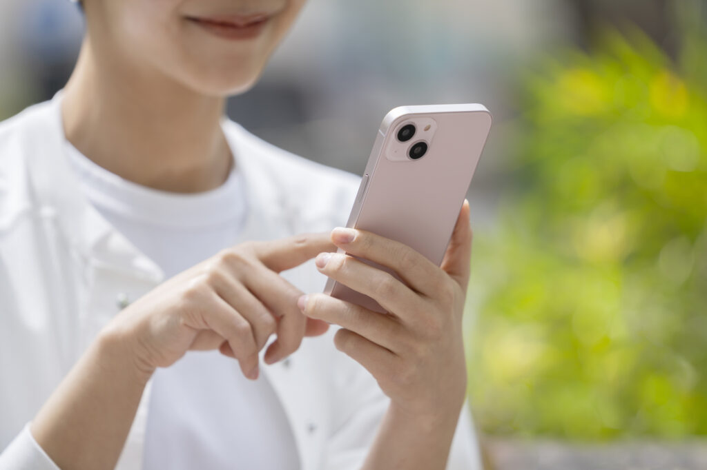 スマホを打つ女性