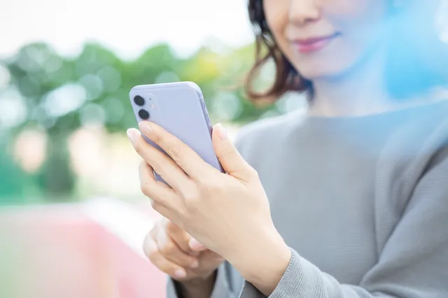 スマホを操作するミドル女性