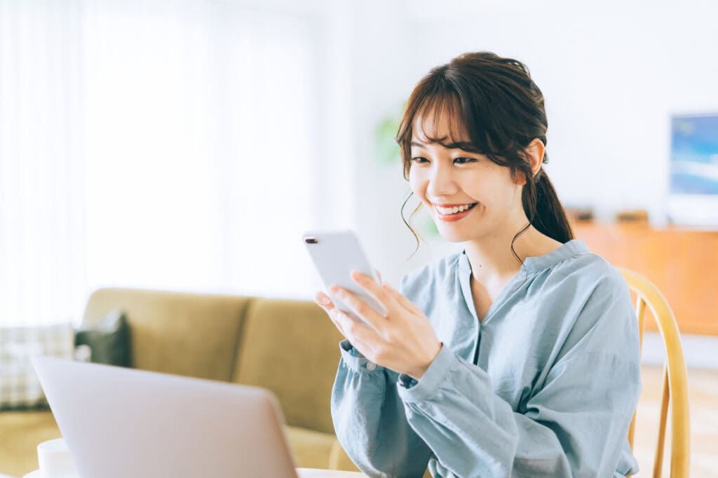 スマホを使う女性