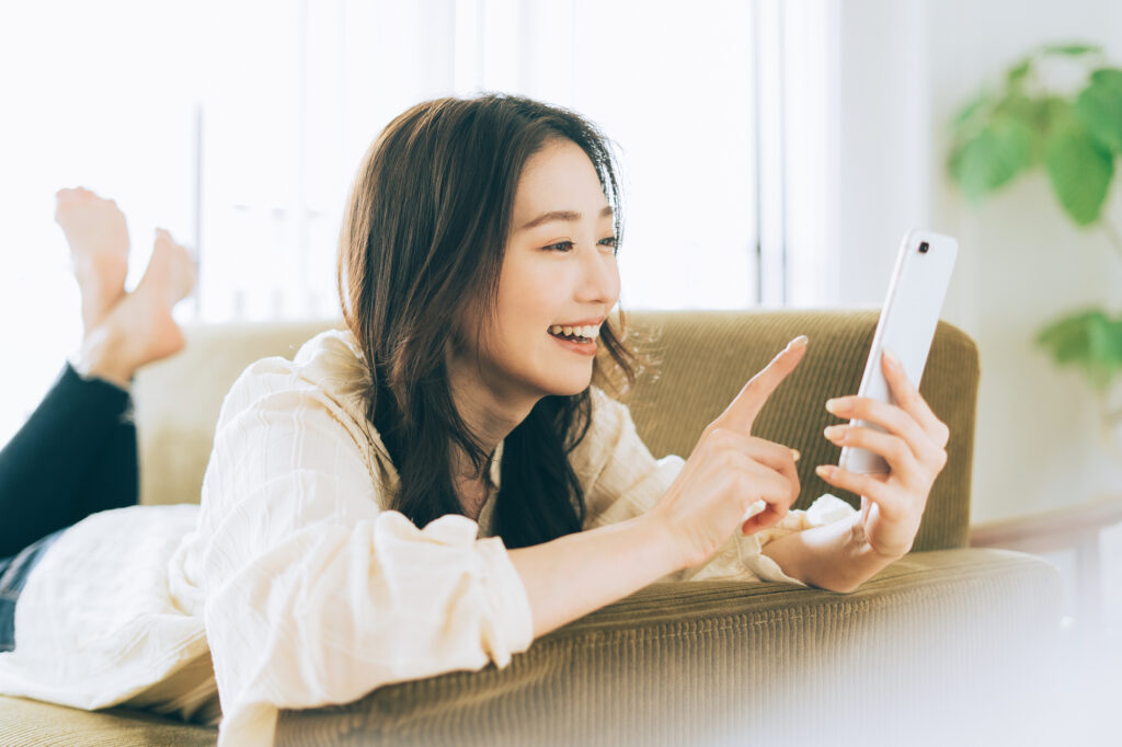 スマホを操作する女性