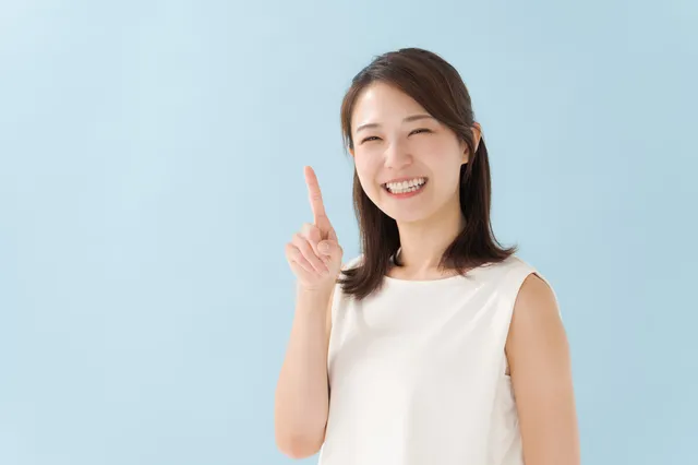指を立ててポイントを解説する女性