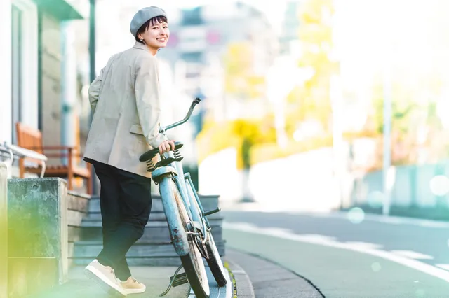 自転車で出かける女性