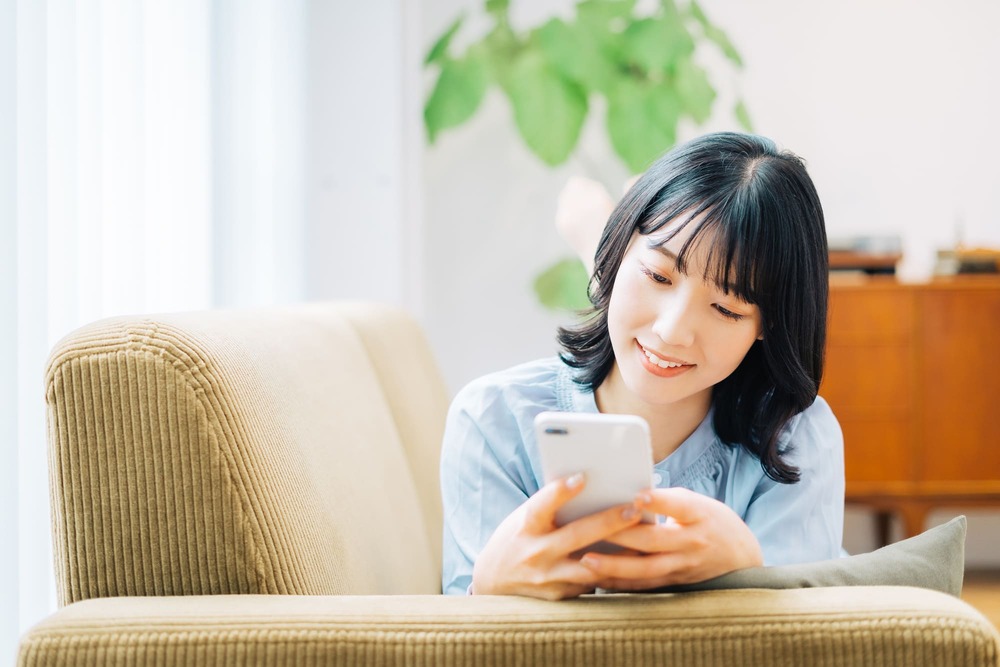 スマホを操作する女性