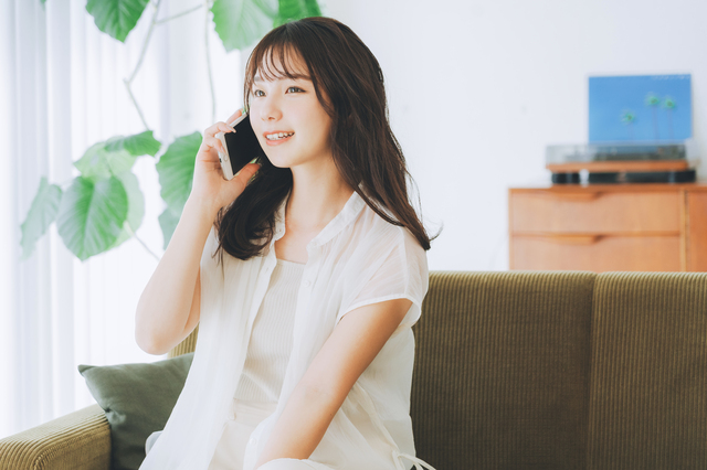 電話する女性