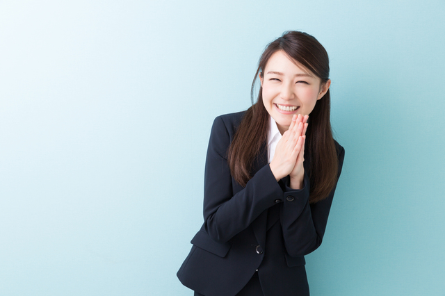 お願いする女性