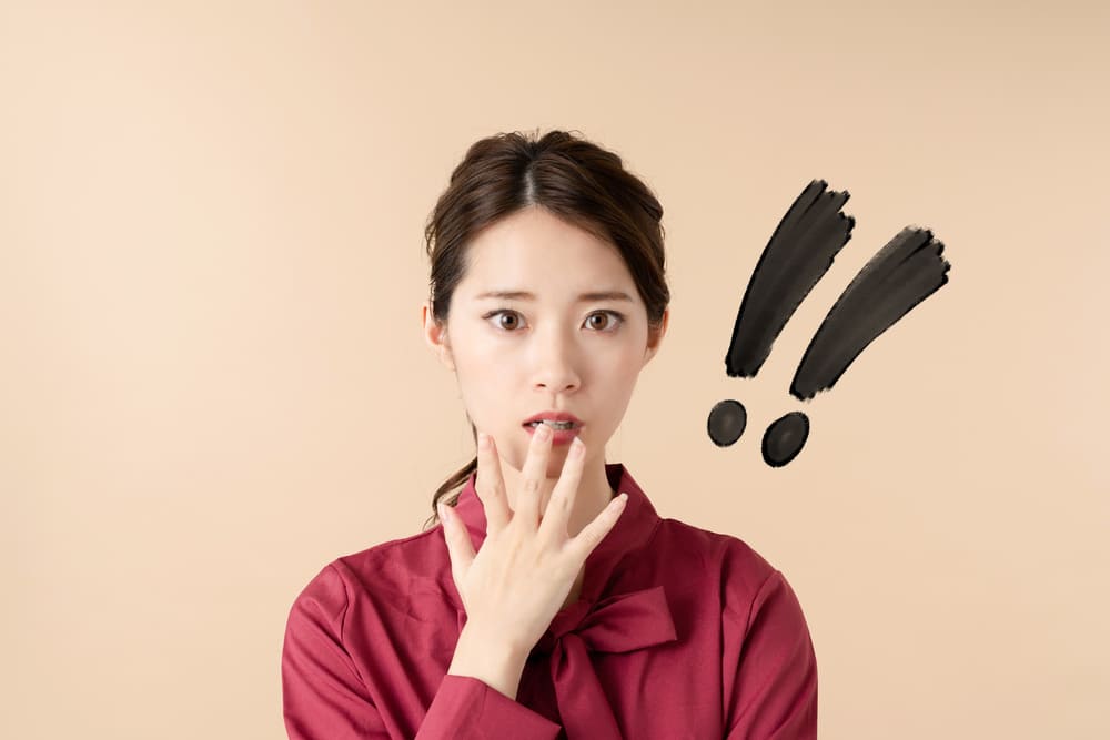 驚く女性