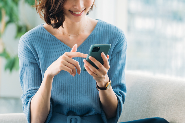 スマホ操作する女性