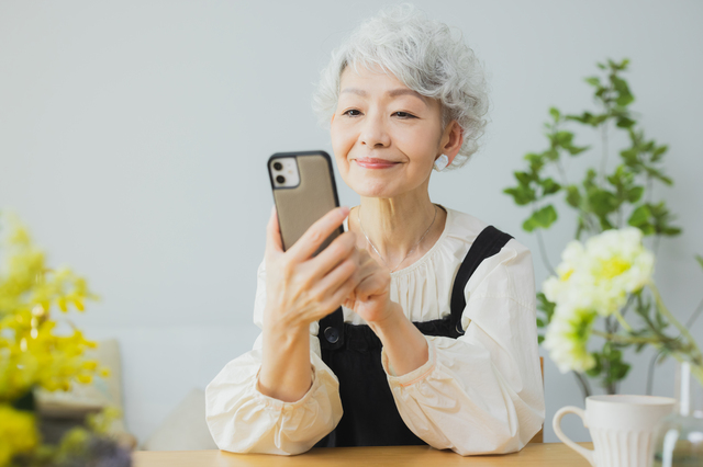 スマホを操作するシニア女性