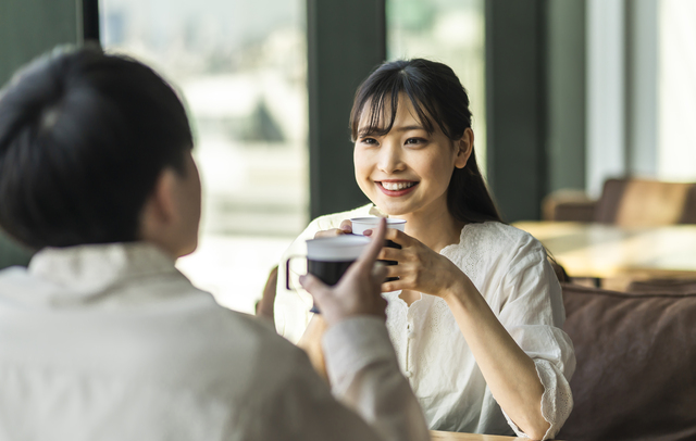カフェで会話する男女