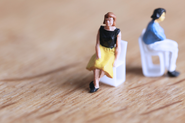 背を向け合う男女