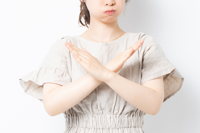 バツを作る女性