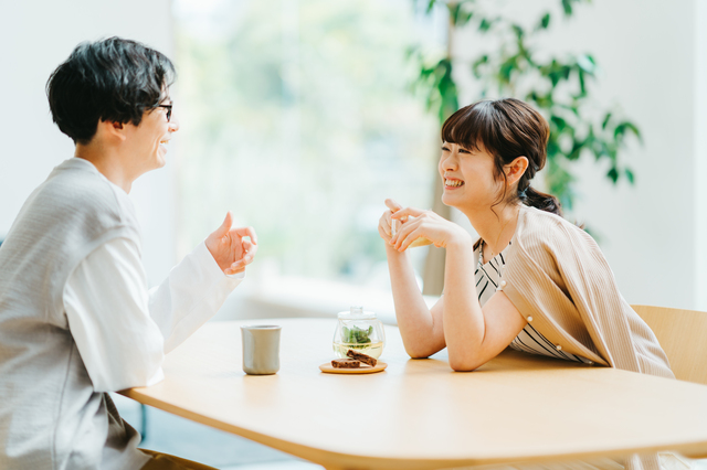 カフェで会話する男女
