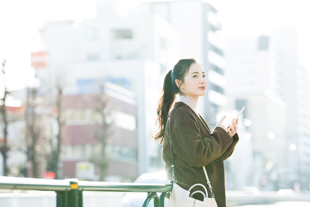 スマホを持つ女性