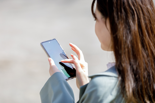 スマホを操作する女性