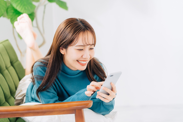 スマホを操作する女性