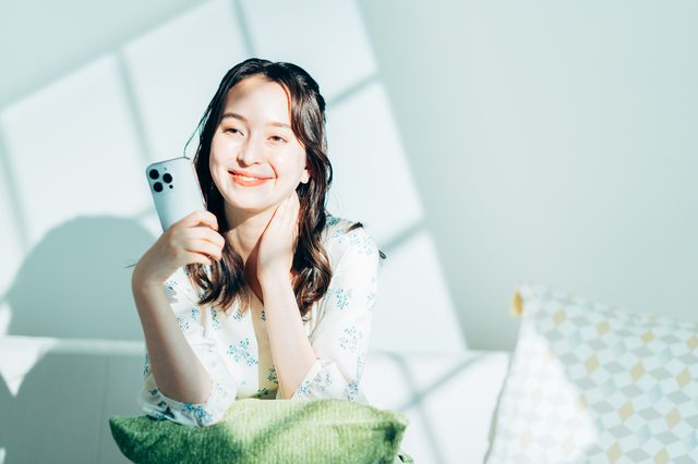 スマホを持つ女性